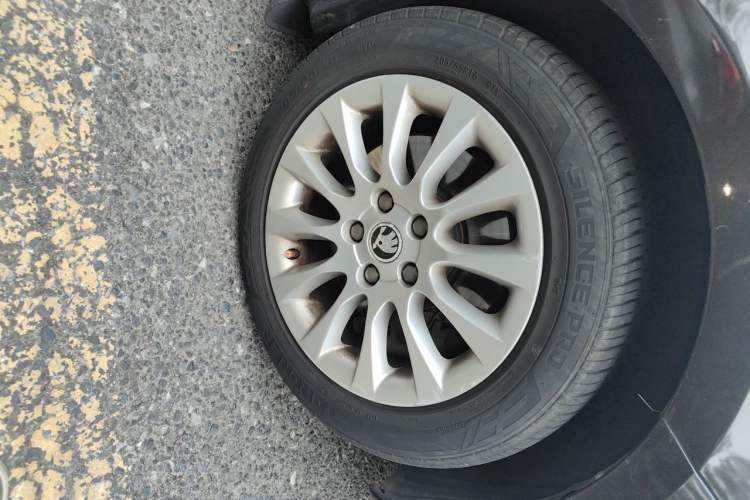 Used Skoda Superb 2013 1.8TSI Automatic MingShi Edition Right Front Wheel Hub