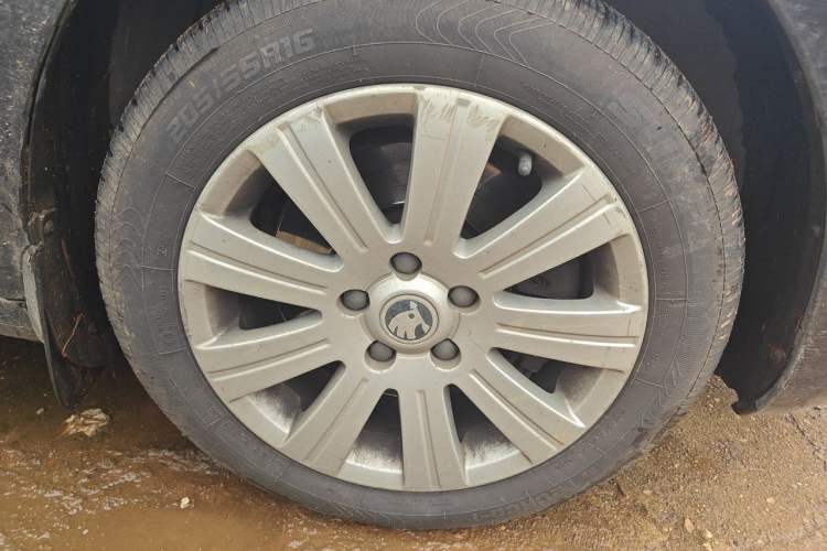 Used Skoda Superb 2013 1.4TSI DSG Sport Edition Right Front Wheel Hub