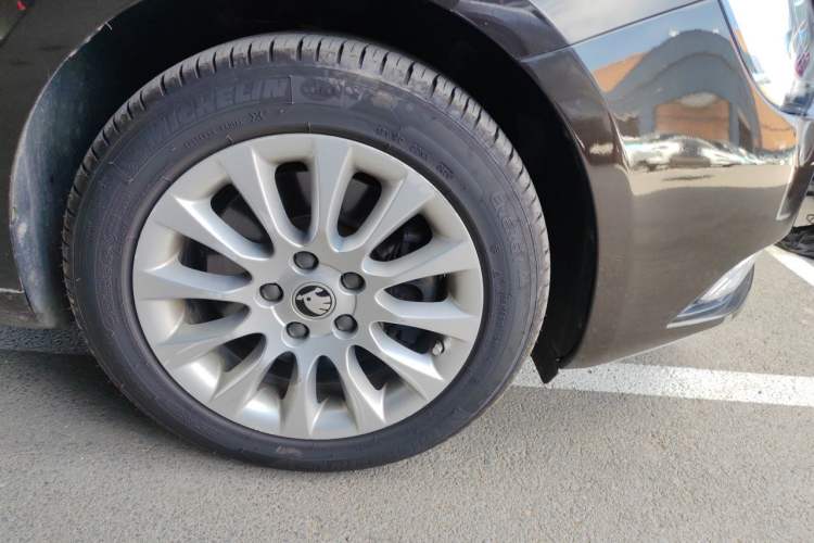 Used Skoda Superb 2013 1.8TSI Automatic MingShi Edition Right Front Wheel Hub