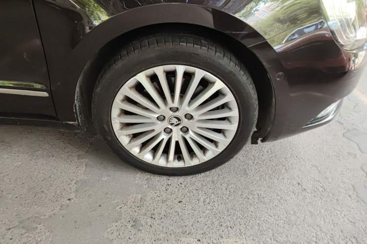 Used Skoda Superb 2013 1.8TSI Automatic MingShi Edition Right Front Wheel Hub