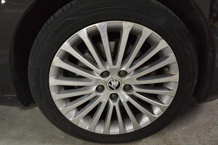 Used Skoda Superb 2013 1.8TSI Automatic Yashi Edition Right Front Wheel Hub