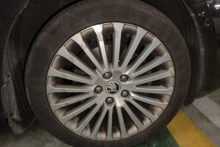Used Skoda Superb 2013 1.8TSI Automatic Yashi Edition Right Front Wheel Hub