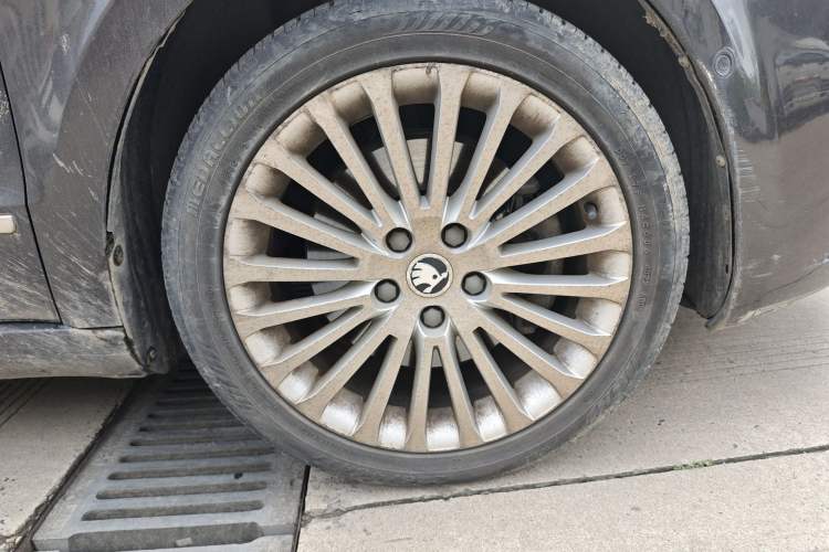 Used Skoda Superb 2013 2.0 TSI DSG Luxury Edition Right Front Wheel Hub