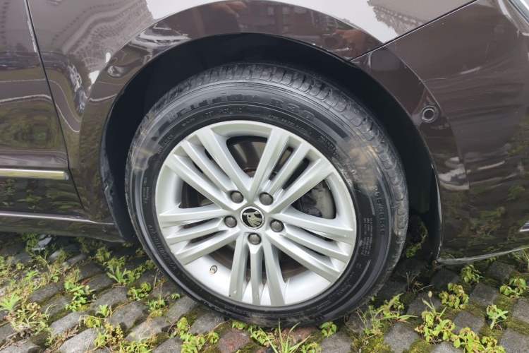Used Skoda Superb 2013 1.8TSI Automatic Yashi Edition Right Front Wheel Hub