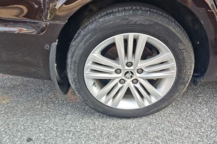 Used Skoda Superb 2013 1.8TSI Automatic Yashi Edition Right Rear Wheel Hub