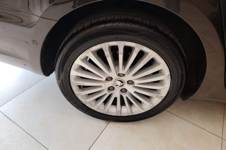 Used Skoda Superb 2013 1.8TSI Automatic Yashi Edition Right Rear Wheel Hub