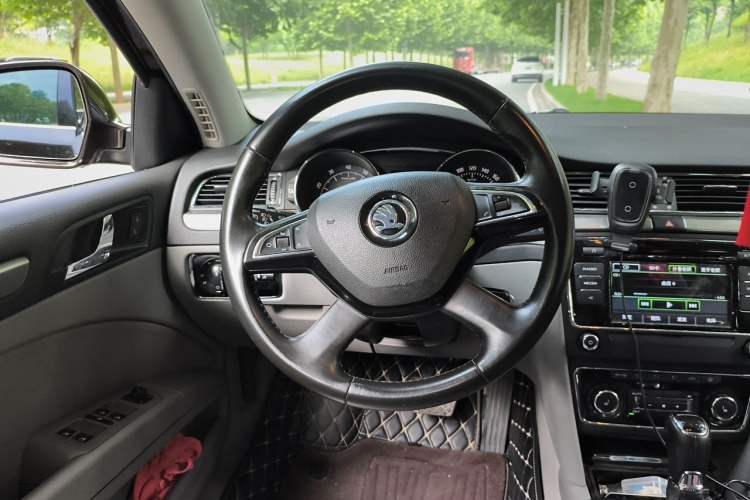 Used Skoda Superb 2013 1.8TSI Automatic Yashi Edition Steering Wheel