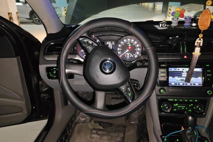 Used Skoda Superb 2013 1.8TSI Automatic Yashi Edition Steering Wheel