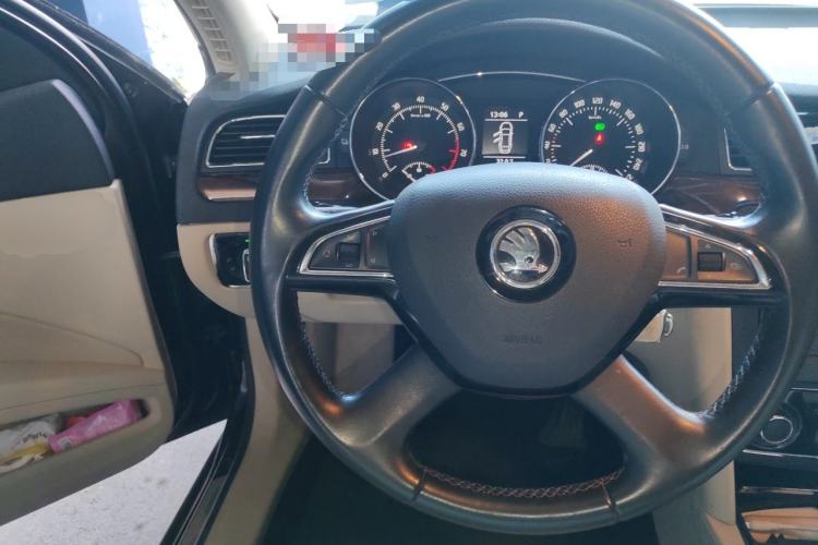 Used Skoda Superb 2013 1.8TSI Automatic MingShi Edition Steering Wheel