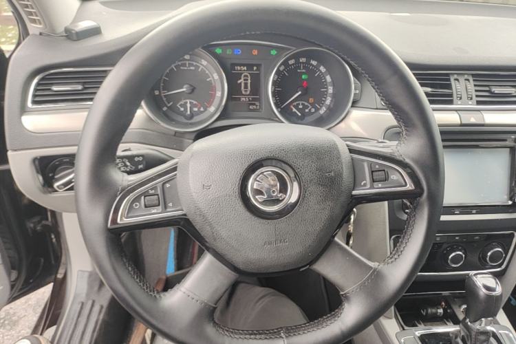 Used Skoda Superb 2013 1.8TSI Automatic MingShi Edition Steering Wheel