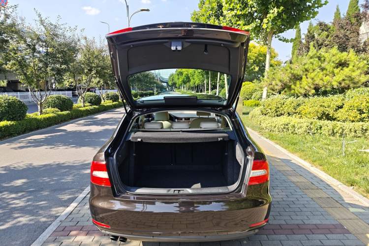 Used Skoda Superb 2013 1.8TSI Automatic Yashi Edition Trunk