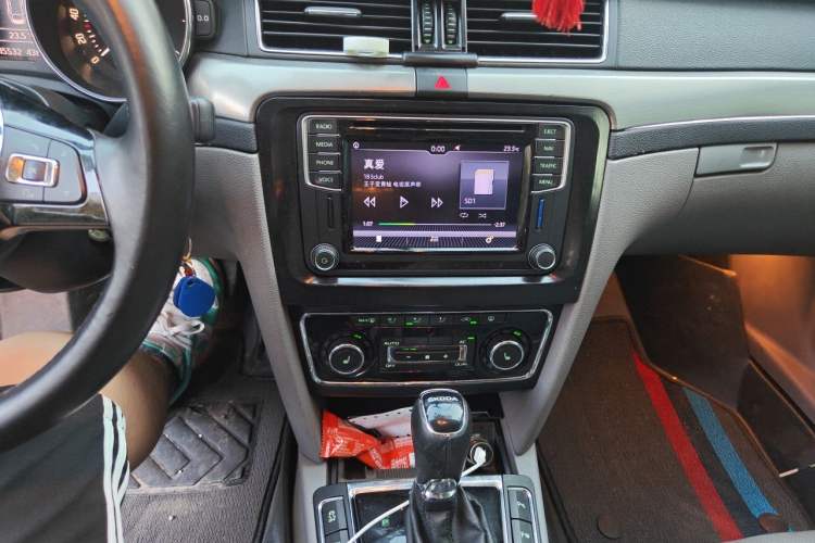 Used Skoda Superb 2013 1.8TSI Automatic Yashi Edition Audio And AC Panel