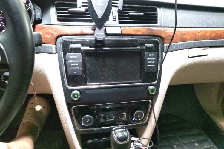 Used Skoda Superb 2013 1.8TSI Automatic Yashi Edition Audio And AC Panel