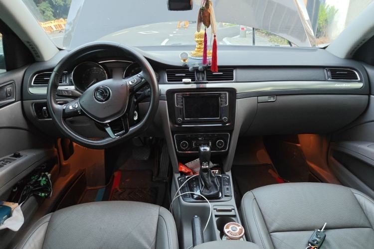Used Skoda Superb 2013 1.8TSI Automatic Yashi Edition Center Console