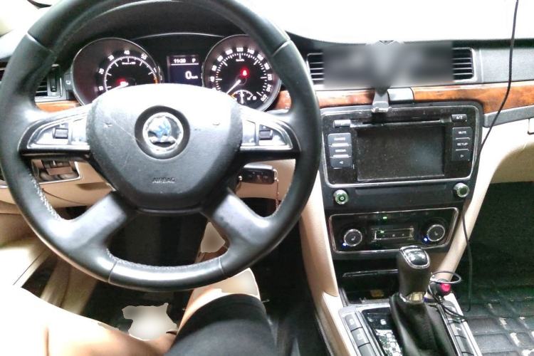 Used Skoda Superb 2013 1.8TSI Automatic Yashi Edition Center Console