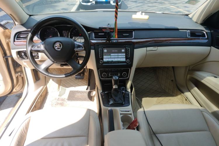Used Skoda Superb 2013 1.8TSI Automatic Yashi Edition Center Console