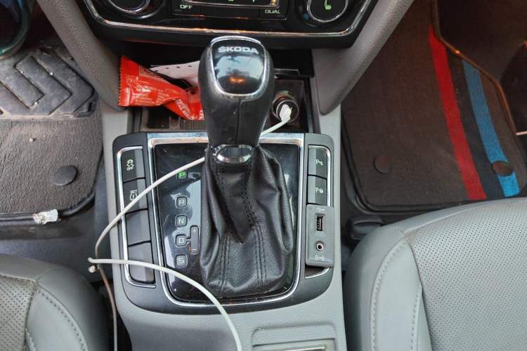 Used Skoda Superb 2013 1.8TSI Automatic Yashi Edition Gear Lever