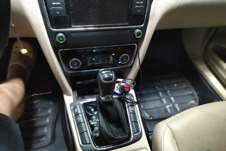 Used Skoda Superb 2013 1.8TSI Automatic Yashi Edition Gear Lever