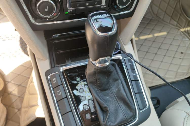 Used Skoda Superb 2013 1.8TSI Automatic Yashi Edition Gear Lever