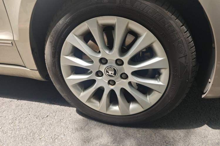Used Skoda Superb 2013 1.8TSI Automatic MingShi Edition Right Front Wheel Hub