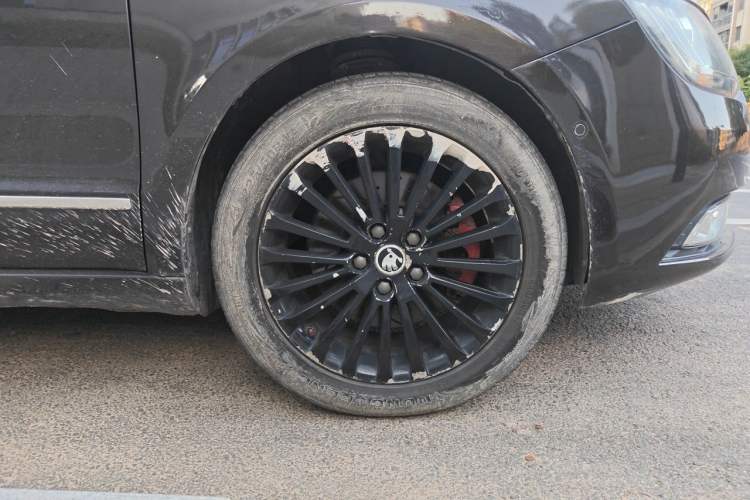 Used Skoda Superb 2013 1.8TSI Automatic Yashi Edition Right Front Wheel Hub