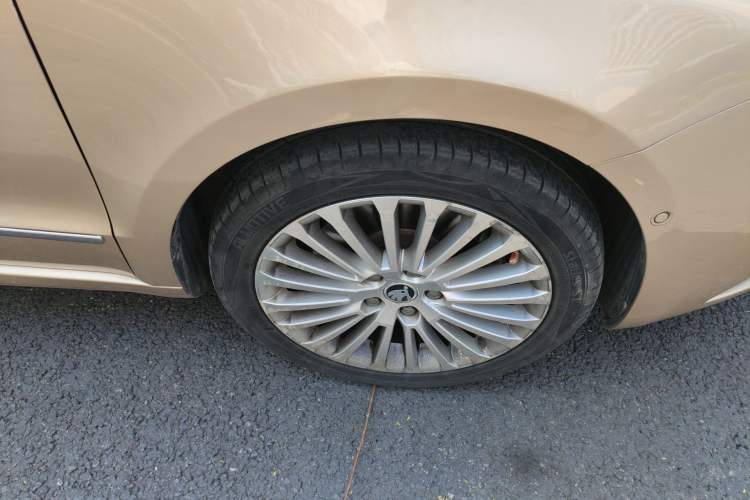Used Skoda Superb 2013 1.8TSI Automatic Yashi Edition Right Front Wheel Hub