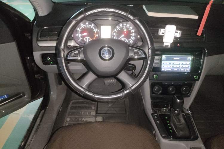 Used Skoda Superb 2013 1.8TSI Automatic MingShi Edition Steering Wheel