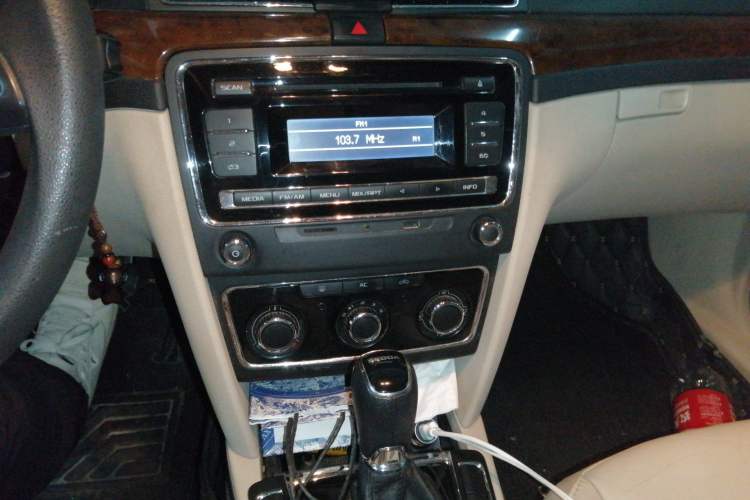 Used Skoda Superb 2013 1.8TSI Automatic MingShi Edition Audio And AC Panel
