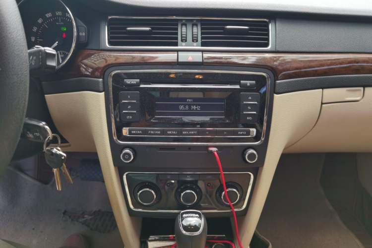 Used Skoda Superb 2013 1.8TSI Automatic MingShi Edition Audio And AC Panel