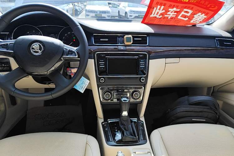 Used Skoda Superb 2013 1.8TSI Automatic Yashi Edition Audio And AC Panel