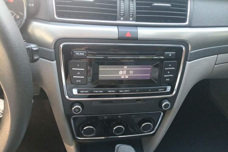 Used Skoda Superb 2013 1.4TSI DSG Sport Edition Audio And AC Panel