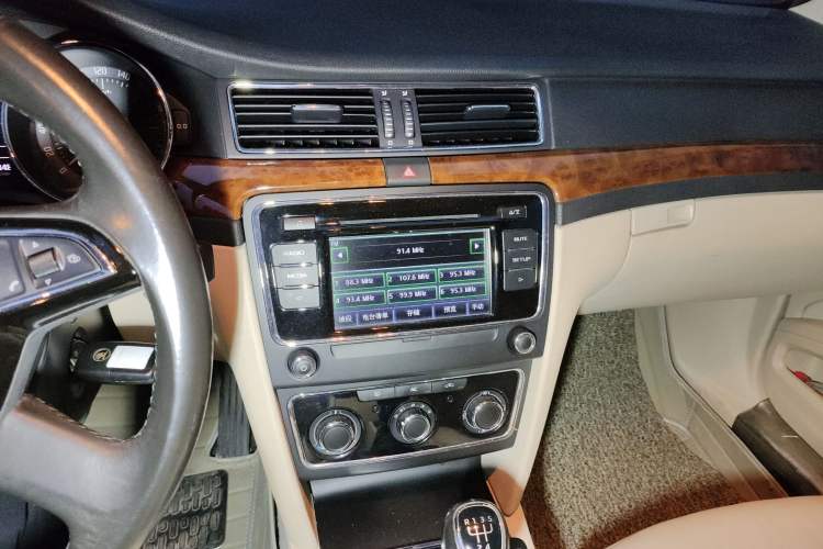 Used Skoda Superb 2013 1.8 TSI Manual MingShi Edition Audio And AC Panel