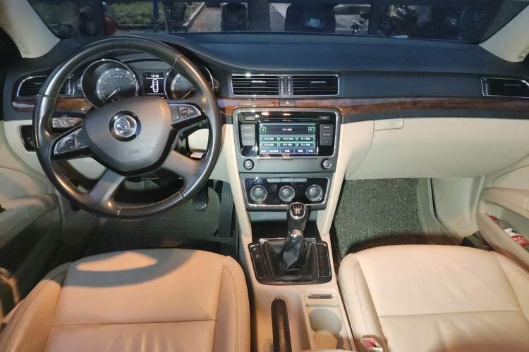 Used Skoda Superb 2013 1.8 TSI Manual MingShi Edition Center Console