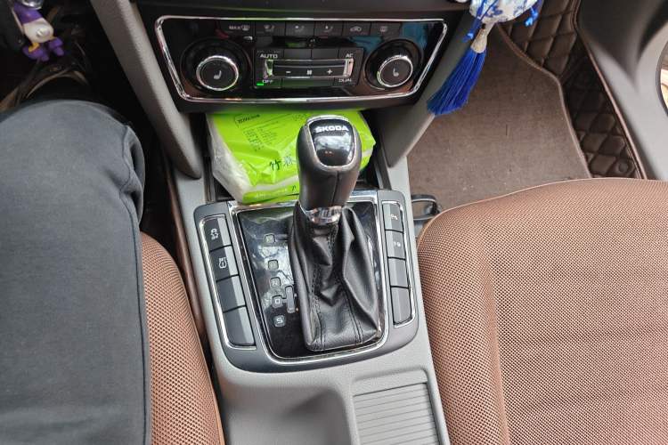 Used Skoda Superb 2013 1.8TSI Automatic Yashi Edition Gear Lever