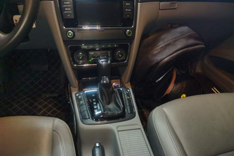 Used Skoda Superb 2013 1.8TSI Automatic Yashi Edition Gear Lever