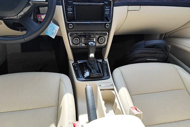 Used Skoda Superb 2013 1.8TSI Automatic Yashi Edition Gear Lever