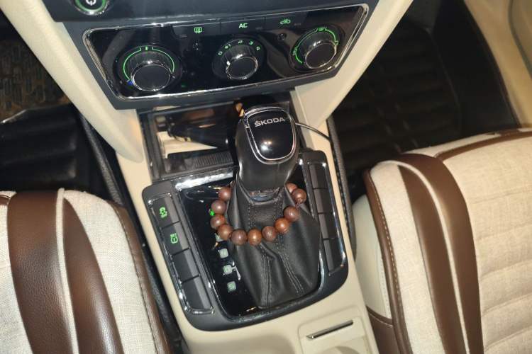 Used Skoda Superb 2013 1.8TSI Automatic MingShi Edition Gear Lever