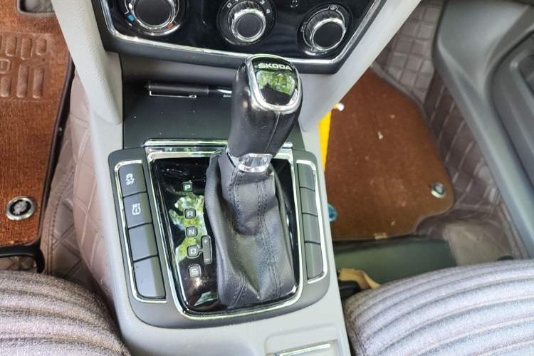Used Skoda Superb 2013 1.8TSI Automatic MingShi Edition Gear Lever