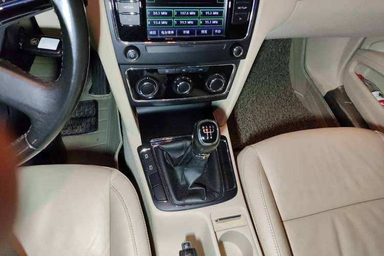 Used Skoda Superb 2013 1.8 TSI Manual MingShi Edition Gear Lever