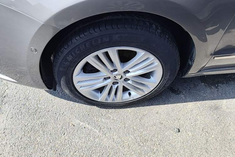 Used Skoda Superb 2013 1.8TSI Automatic Yashi Edition Left Front Wheel Hub