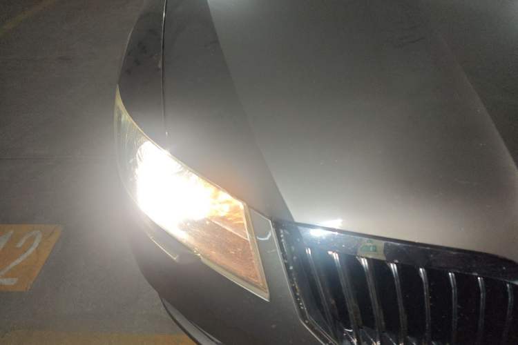 Used Skoda Superb 2013 1.8 TSI Manual MingShi Edition Right Front Headlight