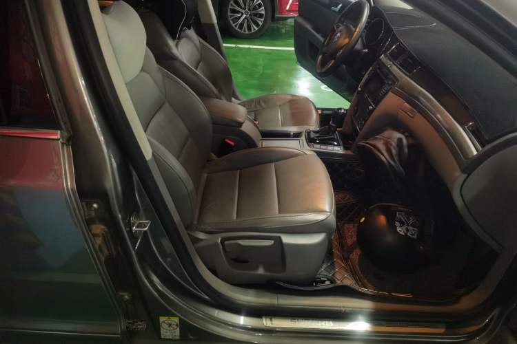 Used Skoda Superb 2013 1.8TSI Automatic Yashi Edition Right Front Seat