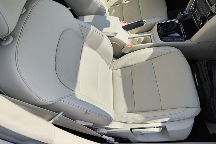 Used Skoda Superb 2013 1.8TSI Automatic Yashi Edition Right Front Seat