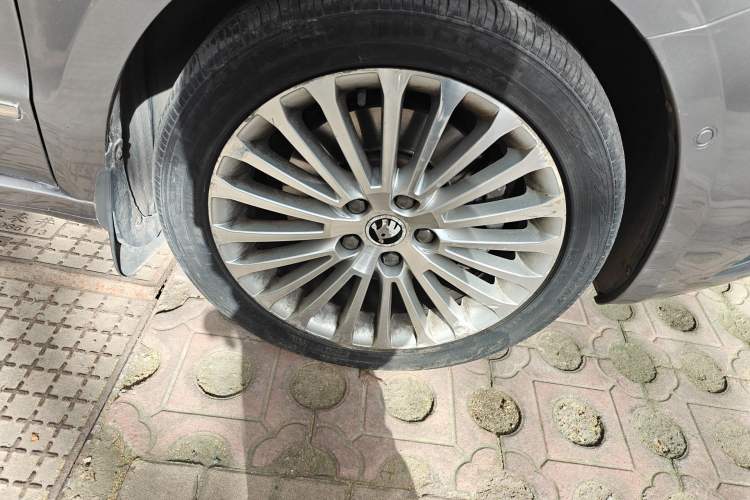 Used Skoda Superb 2013 1.8TSI Automatic Yashi Edition Right Front Wheel Hub