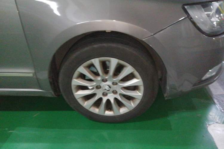 Used Skoda Superb 2013 1.8TSI Automatic MingShi Edition Right Front Wheel Hub