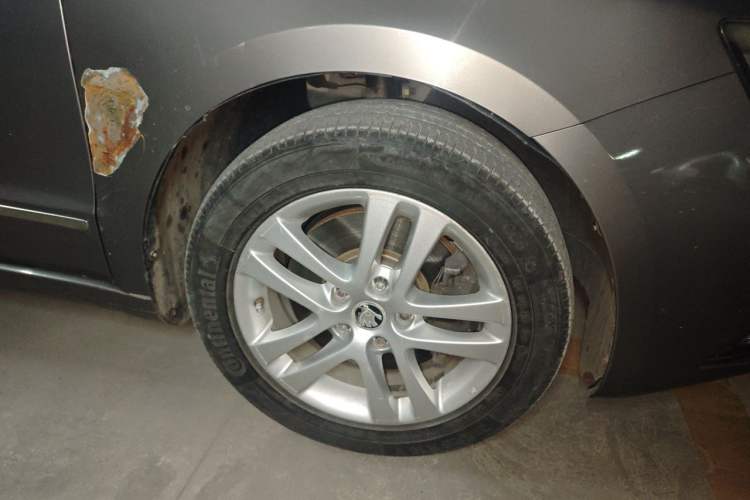 Used Skoda Superb 2013 1.8 TSI Manual MingShi Edition Right Front Wheel Hub