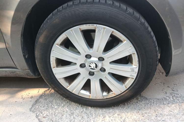Used Skoda Superb 2013 1.4TSI DSG Sport Edition Right Front Wheel Hub