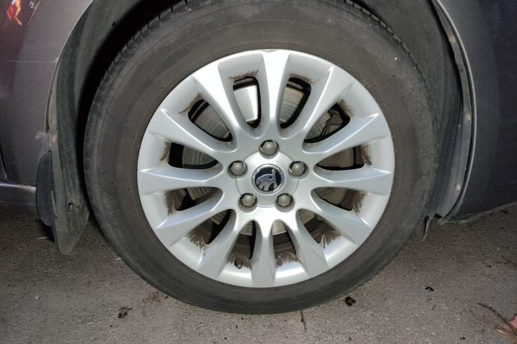 Used Skoda Superb 2013 1.8 TSI Manual MingShi Edition Right Front Wheel Hub