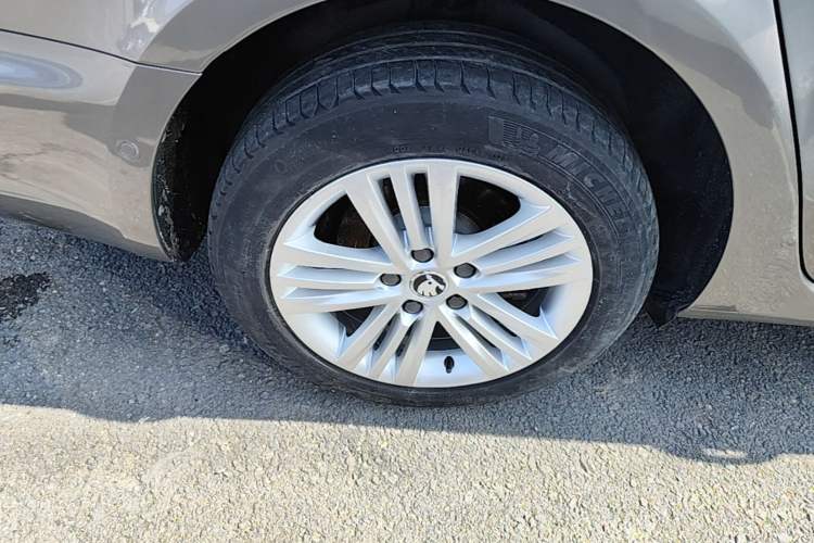 Used Skoda Superb 2013 1.8TSI Automatic Yashi Edition Right Rear Wheel Hub