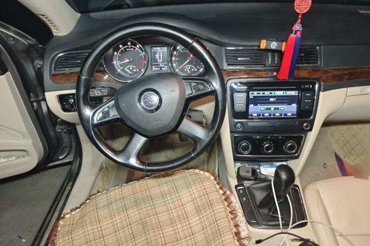 Used Skoda Superb 2013 1.8 TSI Manual MingShi Edition Steering Wheel